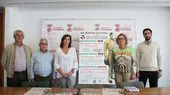 El cartel con el ciclo de conferencias se dio a conocer en el Ayuntamiento de Chiclana.