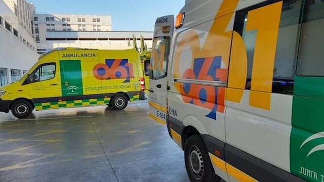 Varias ambulancias, en la puerta de Urgencias.