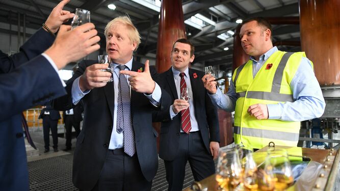 El primer ministro británico, Boris Johnson, durante su visita a una destilería en Elgin, Escocia.