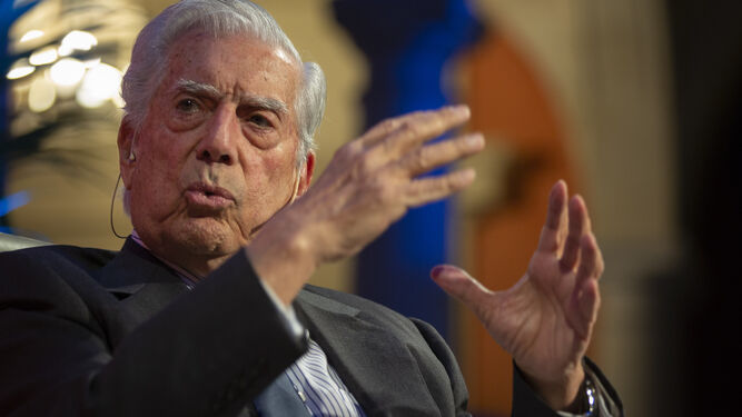 Mario Vargas Llosa, este jueves en el patio de la Fundación Cajasol.