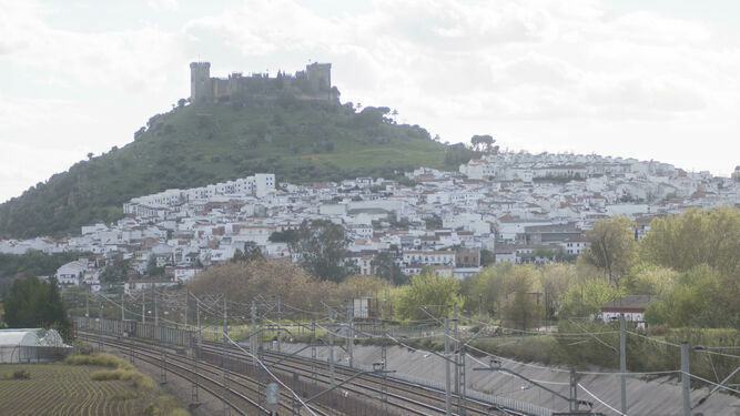 Vías del tren con el Castillo de Almodóvar de fondo.