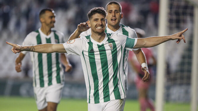 Javi Flores celebra su gol ante el Villarrobledo, con Juanto Ortuño detrás.