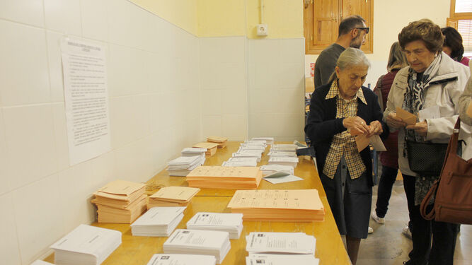 Votantes en el colegio Santos Mártires.