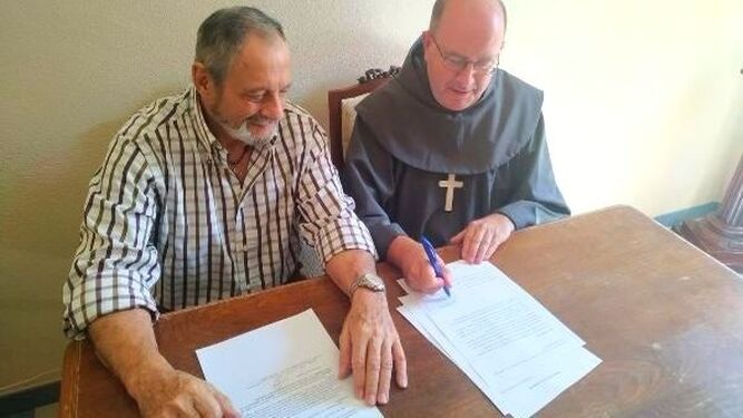 Un momento de la firma del convenio entre los masones y los Franciscanos de la Cruz Blanca.