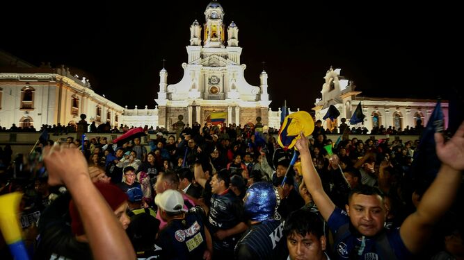 Aficionados del Independiente del Valle celebran el triunfo en en la plaza central de la ciudad de Sangolquí, Ecuador.