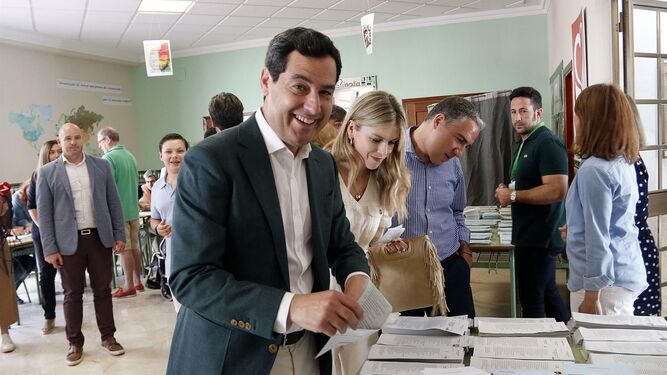 El presidente de la Junta votando en su colegio electoral.
