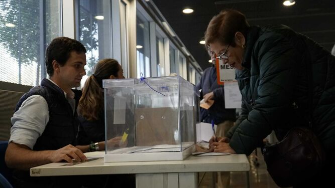 Las im&aacute;genes de la jornada electoral en Sevilla