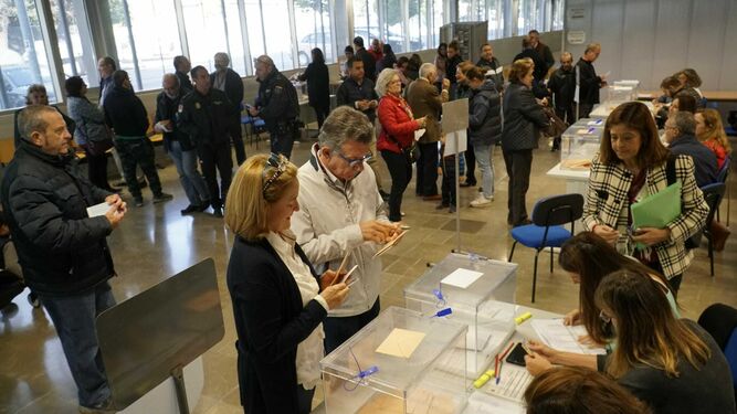Las im&aacute;genes de la jornada electoral en Sevilla
