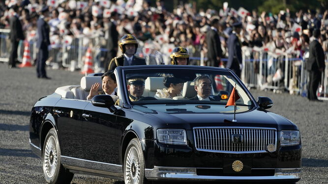 Los emperadores de Japón desfilan en coche para conmemorar su llegada al trono