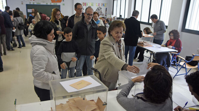 Una mujer ejerce su derecho al voto en un colegio de Córdoba capital.