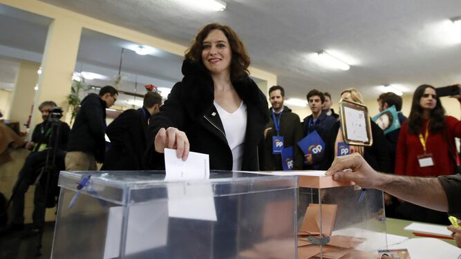 La presidenta de la comunidad de Madrid, Isabel Díaz Ayuso, en el momento de votar