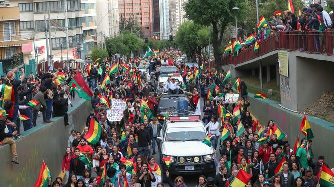 Ciudadanos bolivianos celebraban la renuncia de Evo Morales en La Paz.