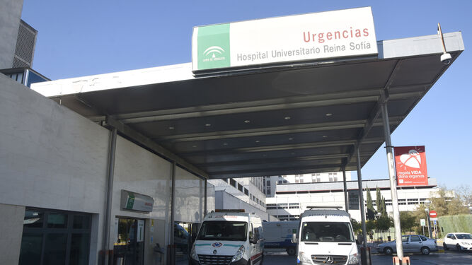 Puerta de entrada a Urgencias del Hospital Reina Sofía.