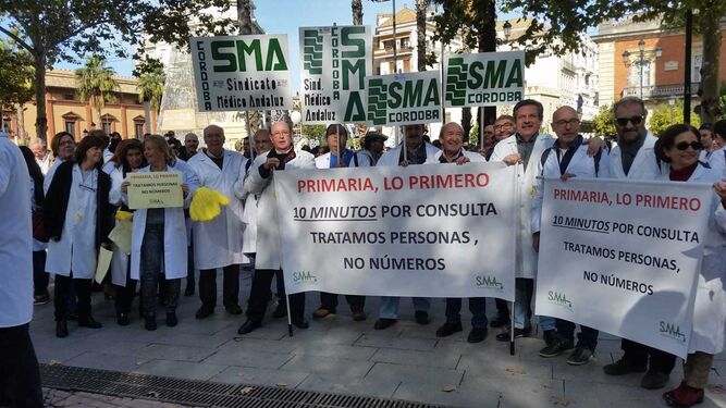 Médicos cordobeses, en una concentración el pasado año en Sevilla convocada por el SMA.