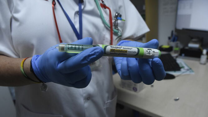 Una enfermera muestra un bolígrafo de insulina.