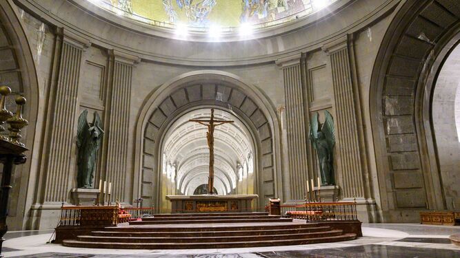 Interior de la basílica del Valle de los Caídos tras las obras realizadas para reponer el solado que ocupaba la tumba de Francisco Franco.
