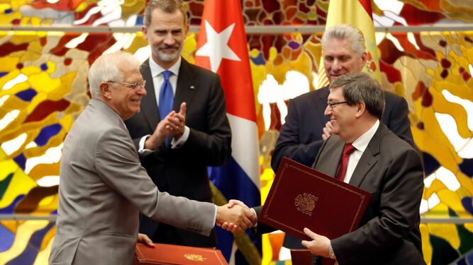 Josep Borrell y Bruno Rodríguez firman un acuerdo junto al Rey y Díaz-Canel.