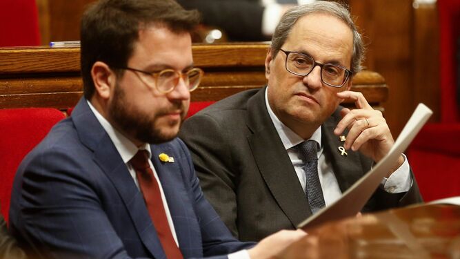 El presidente de la Generalitat, Quim Torra, junto a su vicepresidente, Pere Aragonés, en el pleno del Parlamento catalán este miércoles.