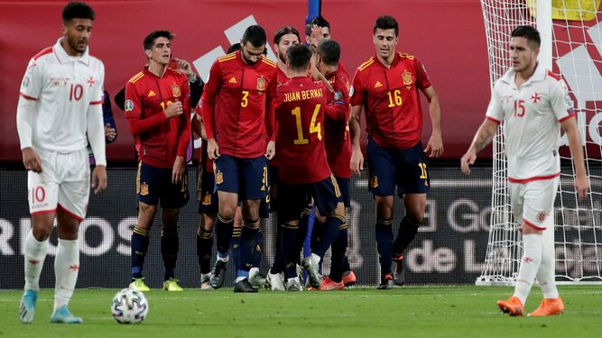 Los jugadores españoles celebran uno de los tantos del partido en Carranza.