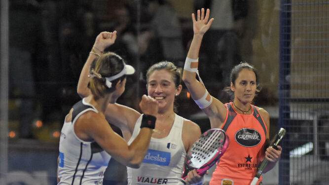 Marta Marrero y Marta Ortega celebran su victoria ante Gemma Triay, pareja de Lucía Sainz.