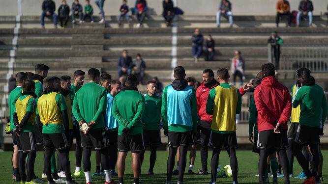 La plantilla del Córdoba atiende las instrucciones de Raúl Agné durante el último entrenamiento.