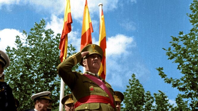 Una imagen coloreada del dictador Franco en un desfile de la Victoria