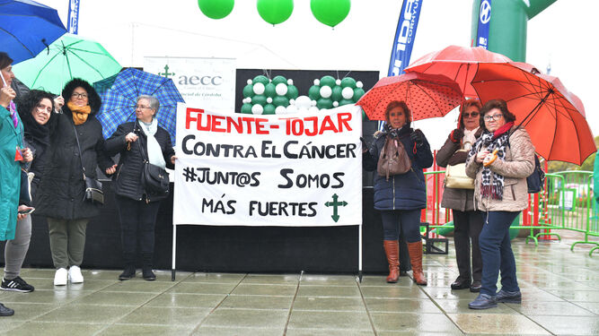 Vecinas de Fuente Tójar, apoyando la marcha de la AECC con una pancarta.
