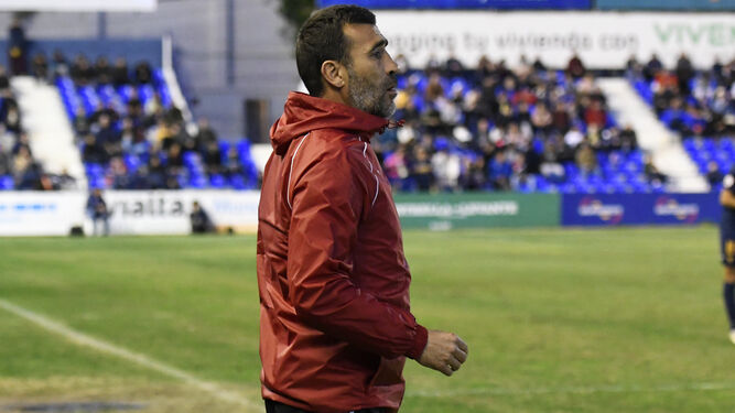 Raúl Agné, en la banda de la Condomina durante el partido ante el UCAM Murcia.