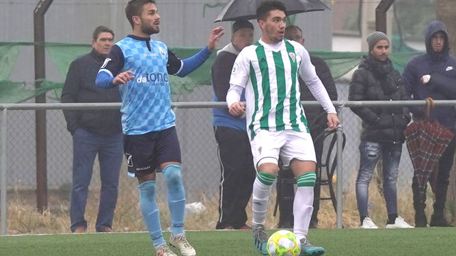 Un jugador del Córdoba B controla el balón en presencia de un rival de Rota.
