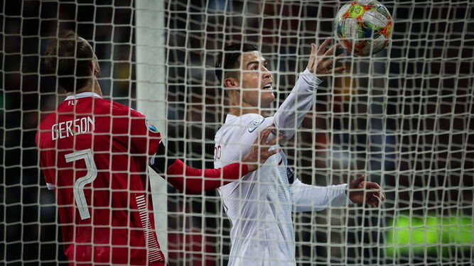 Cristiano Ronaldo celebra su gol ante Luxemburgo.