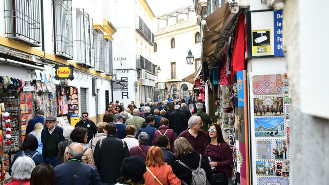 Calle del Casco Histórico repleta de turistas.
