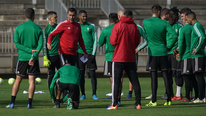 Raúl Agné charla con sus jugadores durante una sesión de trabajo en la Ciudad Deportiva.