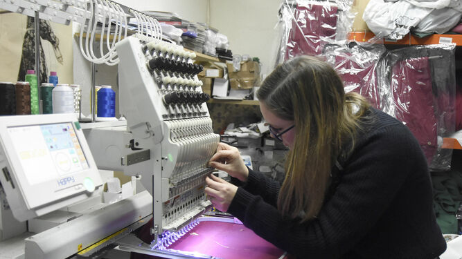 Una joven traba en costura