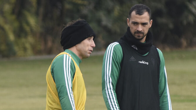 De las Cuevas charla con Raúl Cámara durante un entrenamiento en la Ciudad Deportiva.