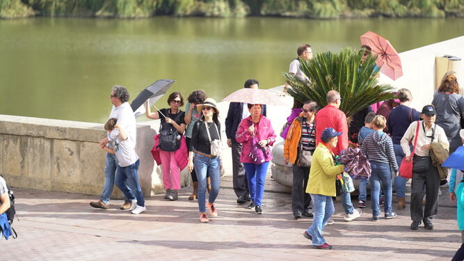 Turistas en el entorno del Puente Romano.