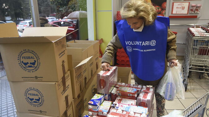 Una voluntaria organiza las donaciones.