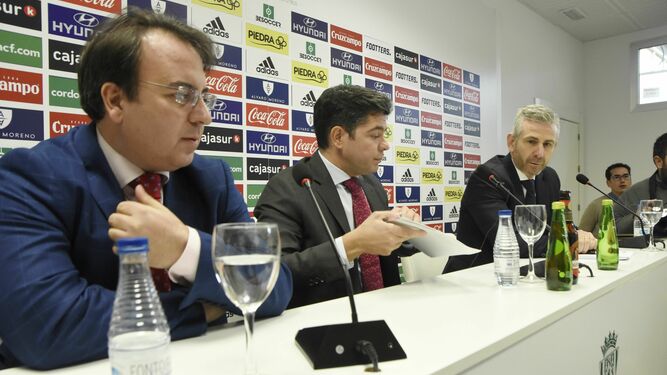 Juan Ramón Cuadros y los administradores, Estepa y Bernabéu, en su comparecencia del martes.