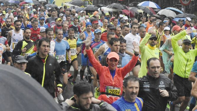 Atletas inician la Media Maratón de Córdoba el año pasado.