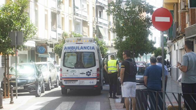 Una ambulancia, a las puertas del bloque de Ana Lucía da Silva.