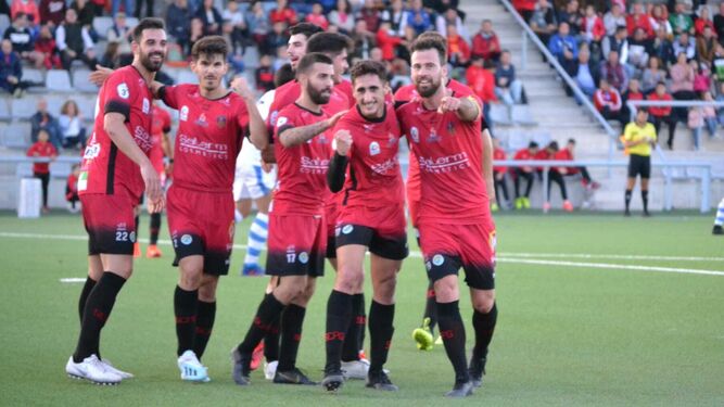 Varios jugadores del Salerm Puente Genil celebran un gol en un partido reciente.