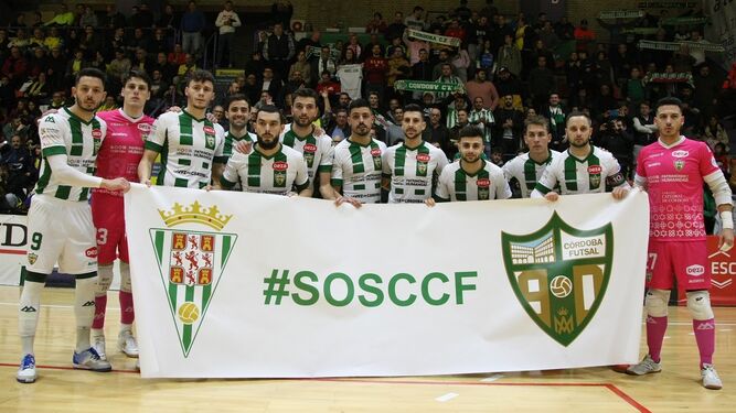 Los jugadores del Córdoba Patrimonio de la Humanidad posan con una pancarta de apoyo al Córdoba CF.