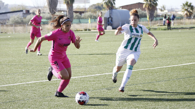La blanquiverde Felicité Hamidouche trata de cortar el avance de una jugadora del Málaga.