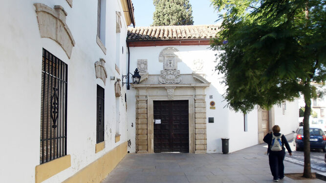Puerta del antiguo convento de Santa Isabel.
