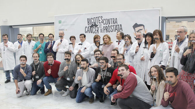 Médicos del Reina Sofía e investigadores el Imibic posan con el bigote de la iniciativa 'Movember'.