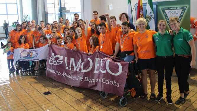 Componentes del Club Fidias de natación integral, que ha vuelto a proclamarse campeón de Andalucía.