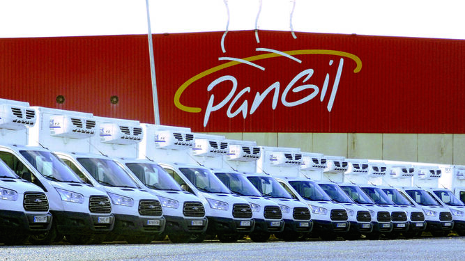 Camiones y el logo de Pan Gil