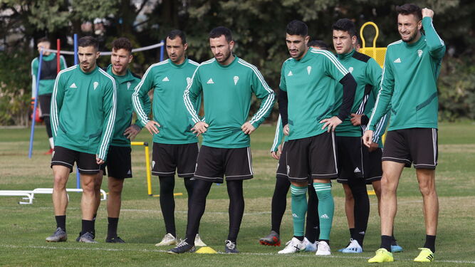 Un grupo de jugadores del Córdoba CF, durante un ejercicio de entrenamiento.