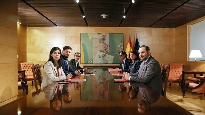 Adriana Lastra (2º dcha.) y Gabriel Rufián (2º izda.) durante la reunión de las delegaciones de PSOE y ERC este jueves en el Congreso.