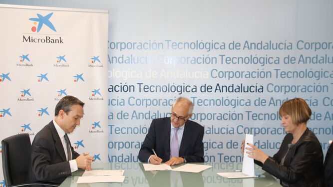 Elías Atienza Alonso, Juan Carlos Gallego y María Jesús Catalá firman el convenio.