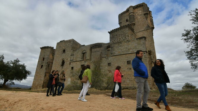 Un grupo de los primeros visitantes del restaurado Castillo de Belalcázar